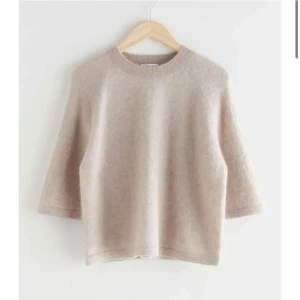 Stickad & Other Stories T-Shirt - Säljer denna populära tröja då jag har två💞 Endast använd två gånger och är därför i mycket bra skick utan några defekter💞🙌🏽 Pris går att diskutera men börjar på 375kr då orginalpriset är 790kr🫶🏽💞 Skriv för fler bilder!!