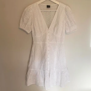 Klänning vit Gina Tricot  - Nyskick, endast provad!  Nypris 499 :-, slutsåld. 