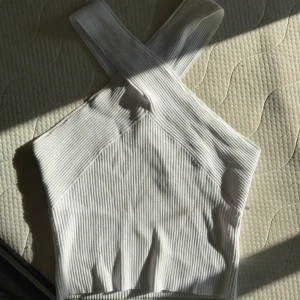 Vit topp - Vit topp med korsade band 