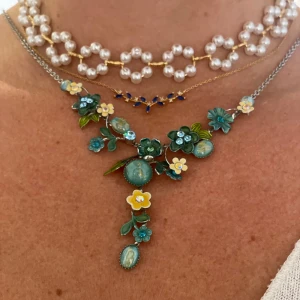 Vintage pilgrim halsband  - Pilgrim halsband köpt på tidigt 2000 tal. Otroligt fint välbevarad. Storleken är normal, går att göra det kortare och längre. 