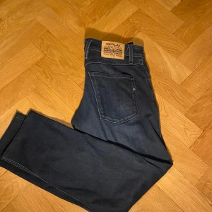 Replay Anbass Jeans - Tja, säljer dessa riktigt snygga replay anbass jeans. storlek 32. skicket är 9/10 ser nya ut.  tar emot byten, bara skicka bud. säljer dessa för 499kr. Bara skriva för fler bilder/frågor(: