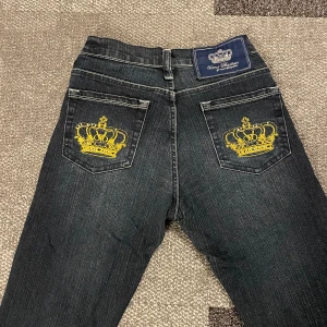 Victoria Beckham jeans - Victoria Beckham jeans köpta här på Plick som inte kommer till användning längre. Färgen är lite blåare än vad som framstår på bilderna 💗Innerbens mått 73cm, midjan 30cm rakt över 