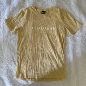 T-shirt - Fin t-shirt med texttryck! 