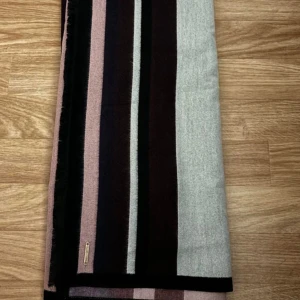 River island halsduk  - Fint sick oanvänd 