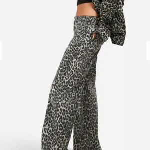 Stradivarius leo jeans - Helt nya och aldrig använda. Då jag köpt fel storlek.  Nypris 700kr Säljer för 350kr