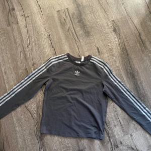 Grå adidas tröja - Grå adidas tröja i bra skick.