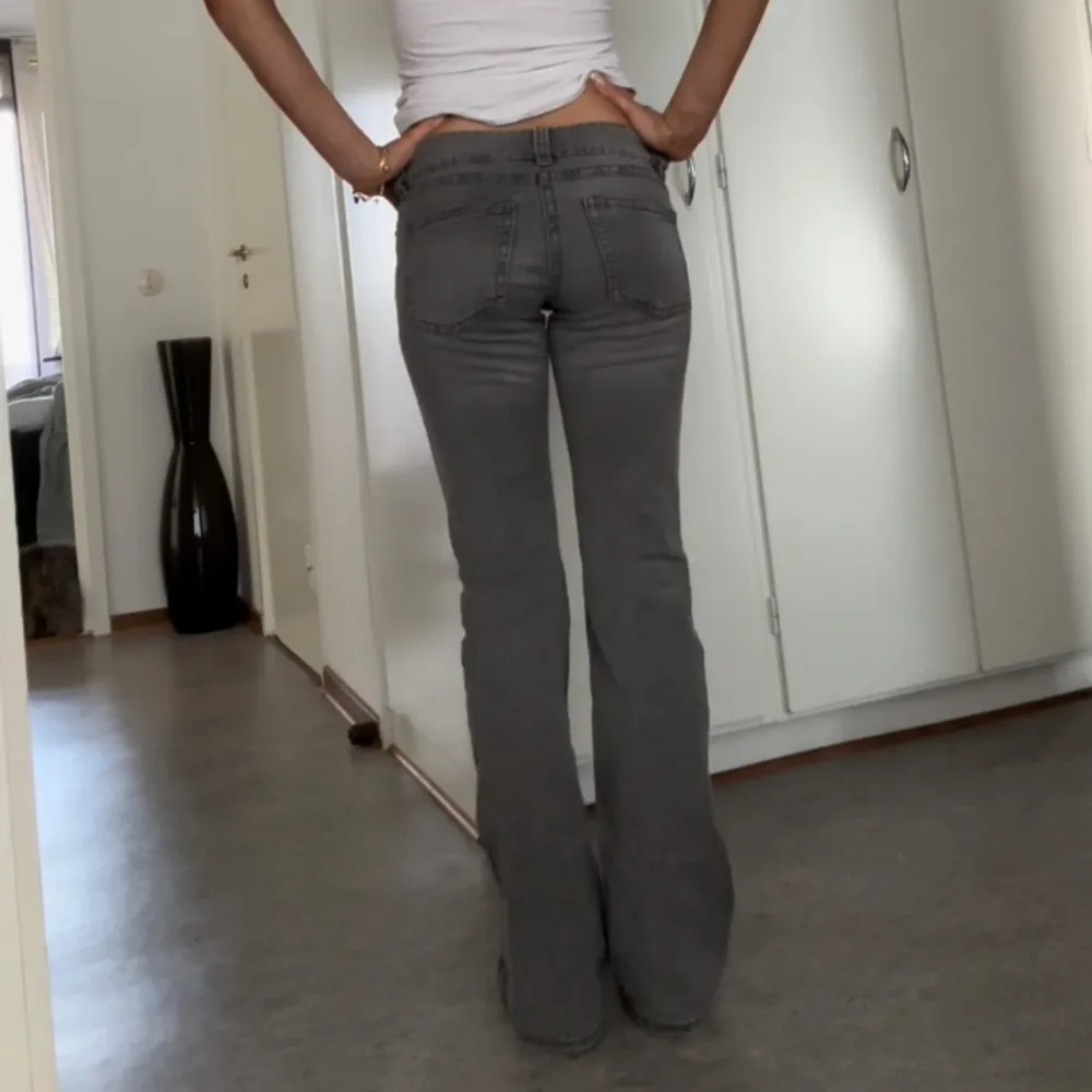 Så snygga och trendiga grå lowwaist jeans. Superbra skick. Är 1.71 och de är super i längden. Älskaaaar💕 . Jeans & Byxor.