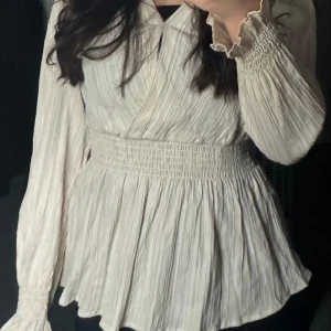 Beige blus - Söt blus från shein, aldrig använd. Har en figursydd passform. Hör av er privat om ni har några frågor eller vill se fler bilder.