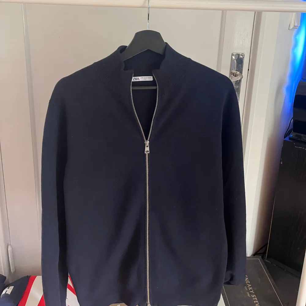 Zara full zip tröja. Köpt i Göteborg för 600. Använder inte så säljer den vidare.. Tröjor & Koftor.