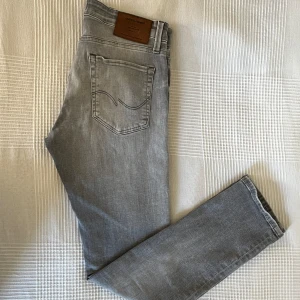 Jack and Jones Slim Glenn - Säljer nu ett par extremt schyssta Jack & Jones jeans, slim Glenn som är i ett absolut toppskick! Skick 10/10. Säljer därför dessa feta jeans för 199 kr. Nypris ca 900 kr. Väldigt fräsch färg som är en sliten grå. Pris kan diskuteras vid snabb affär.
