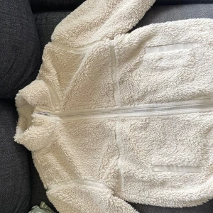 Teddy jacka hm - Säljer nu min Teddy jacka från hm! Den är i storlek 158/164 men skulle tro att den passar xxs och xs. Pris kan diskuteras!!