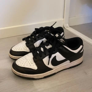 Nike Dunk Jordan Panda  - Nike dunk jordan panda storlek 38,5. Köpta från soleplus för 2799kr 