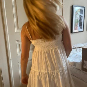Volangklänning - Säljer denna så söta och sköna populära volangklänningen från ZARA 🫶🏼💞🪽Perfekt till student eller skolavslutning! Den är använt endast en eller två gånger, så den är i fint skick! 