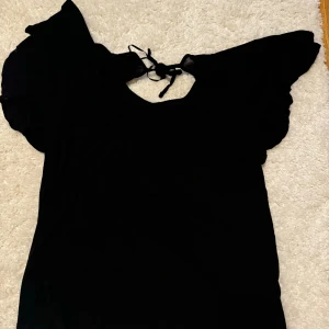 Super fin svart blus 💕 - En jätte fin svart blus, i jätte bra skick. Få gånger använd 💗