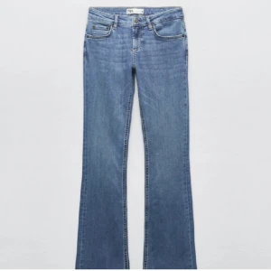 zara lowwaist jeans - jättefina lågmidjade zara jeans🩷 knappt använda så jätte fint skick, skriv för bättre bilder