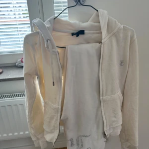 Juicy couture  - Säljer nu mitt gräddvita Juicey sett i storlek xs  Juciy märke på ryggen och rumpan, använt fåtal gånger 