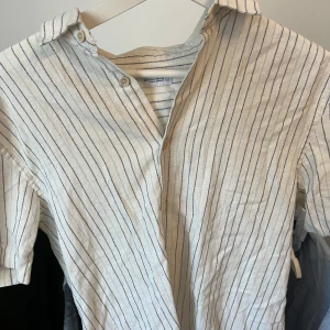 Zara skjorta  - En randig kortärmad Zara skjorta i bomull i storlek S, skick 9/10!