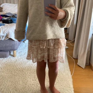 Volangkjol - Super fint mönster 💕  fin att styla med en stickad tröja 💕