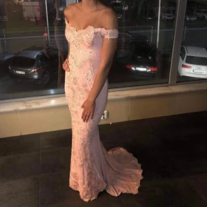 Klänning i storlek 32 säljs för 500kr - 🩷🩷🩷🩷