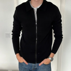 Svart kofta - Säljer nu en svart kofta ifrån Jack N Jones. Orginal pris är 1000kr mitt pris 200kr