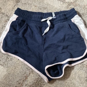  Shorts -  Mörkblåa super gulliga sköna shorts i storlek 140