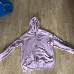 Rosa/Lila kofta med smiley faces  - Senna koftan är i bra skick och är använd ett par gånger. Koftan är från H&M och har fickor där framme. Priset kan diskuteras samt bytas ut till en vara😁