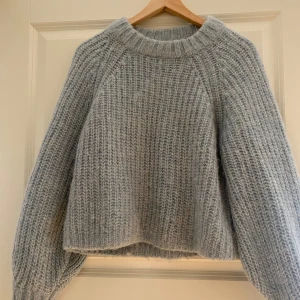 Varma stickad tröja från HM - Perfekt varma stickad tröja till hösten från Hm i stolek s. Materiellt på tröjan är Alpaca blend💙 Pris: 250kr