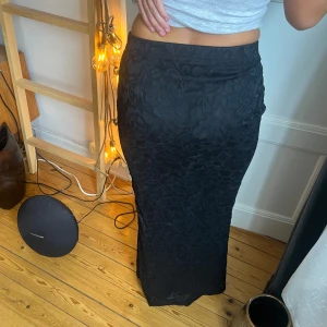 Lång svart spetskjol  - Säljer denna superfina, helt oanvänd med prislapp kvar!! Buda i dm 