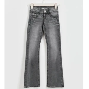 Låg midjade jeans - Superfina jeans o färgen grå ifrån Gina Young, dem är i storlek 146 och är i fint skick. 