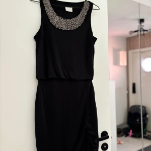 Klänning med pärlor  - Jätte fint skick! Dragkedja på sidan.