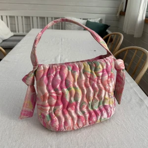 Vintage handväska från HVISK - Säljer denna döcoola väskan som är köpt vintage och är ifrån det lite dyrare märket HVISK. Den är så unik och du hittar ingen med en likadan. Perfekt storlek om man vill ha med mer än bara nycklar och mobil!🩷🩷