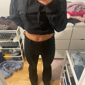 Svarat bootcut kostymbyxor. - Ett år sköna och snygga kostymbyxor från vero Moda!