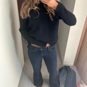 Low Rise flared jeans - väldigt fint skick! Står ingen storlek men jeansen har 84 cm i midjemått och 80 cm innerbenslängd❤️Jag är 165cm