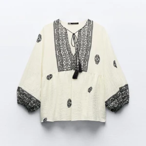 Zara blus  - Säljer min fina Zara blus som bara andvänts 1 gång, jättefint skick!🤍