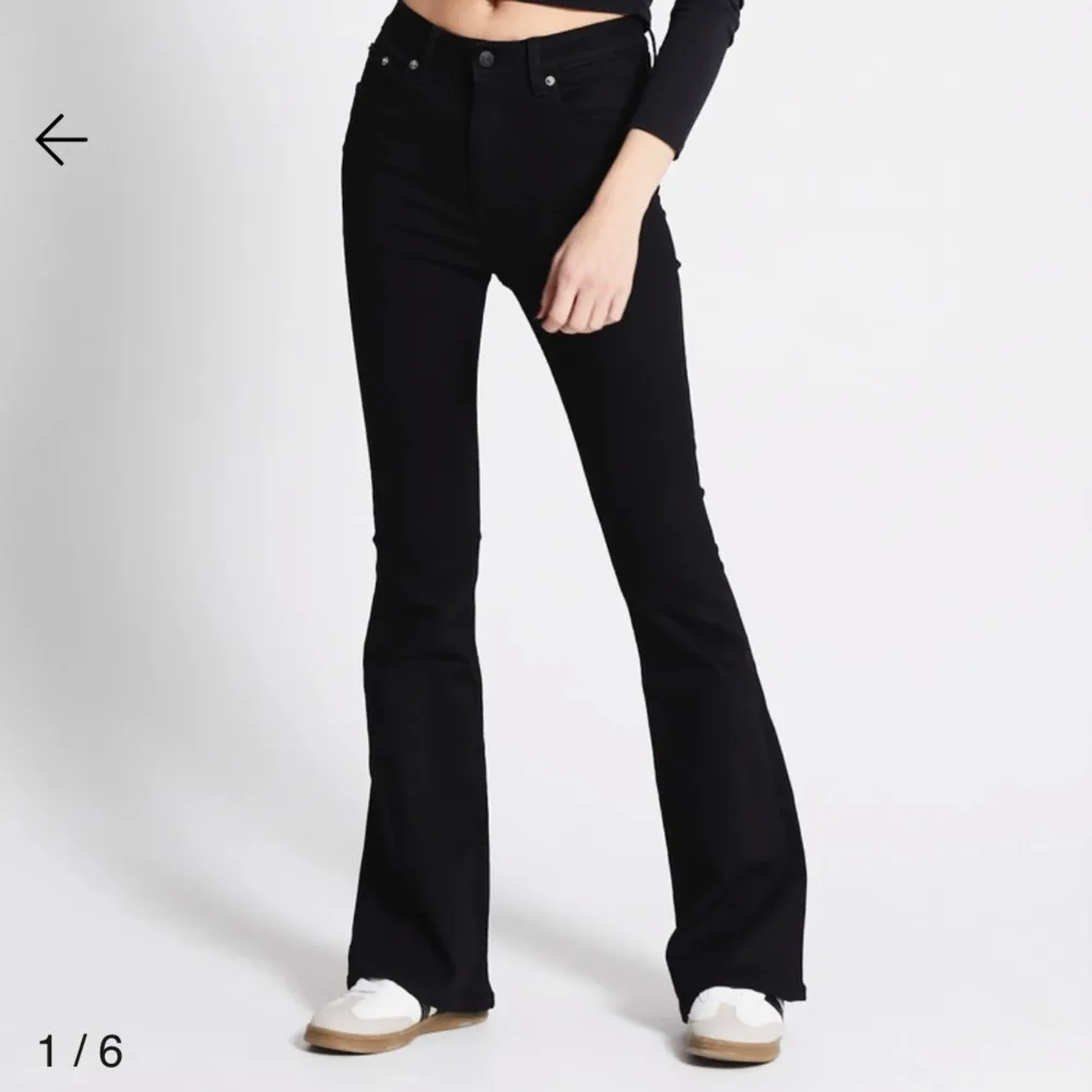 Säljer jättefina svarta lowwaist bootcut jeans från Lager157 då de inte kommer till användning längre. Byxorn är i nyskick, skriv privat för fler bilder/frågor ❤️. Jeans & Byxor.