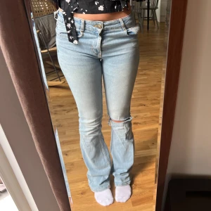 Lågmidjade jeans zara - Lågmidjade bootcut jeans från zara i storlek 36. Passar bra i längden för mig som är 170 cm. 