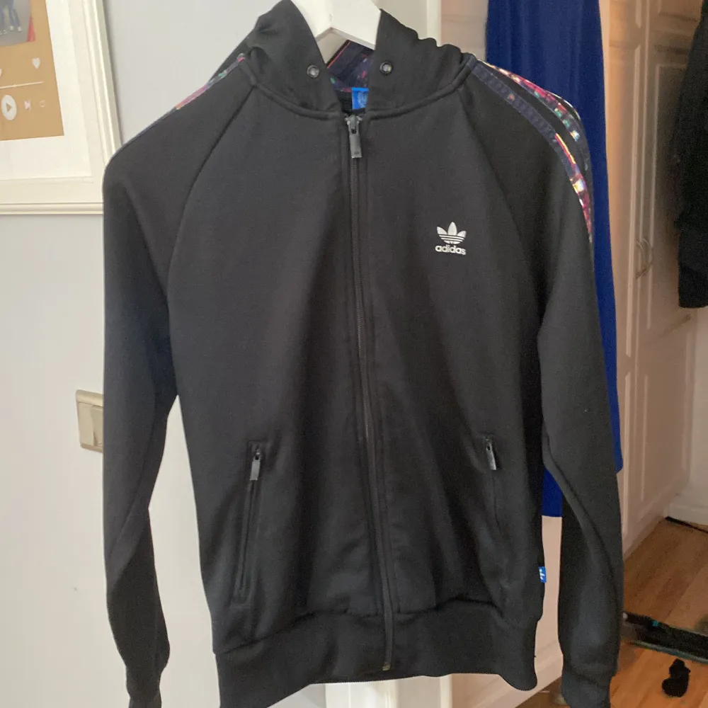 Svart adidas tröja med dragkedja . Hoodies.