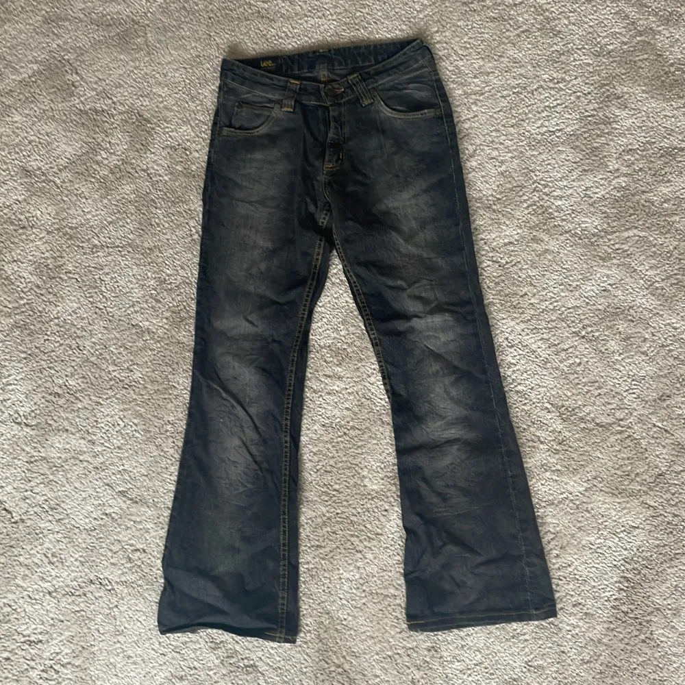 Jättesnygga jeans köpta secondhand💕  Midjemått 34 cm och Innerbenslängd 72 cm 🥰 Har inga defekter . Jeans & Byxor.