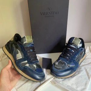 Valentino rockrunner - Säljer nu dessa galet snygga valentino rockrunners. Skick 8/10, väldigt bra skick men det finns några små defekter som knappt är synliga! Hör av er vid funderingar. 