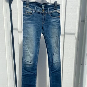 Low waist jeans - Snygga lågmidjade jeans från Replay. 