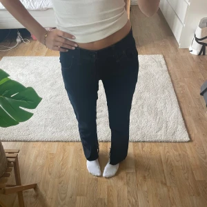 Lowwaist jeans - Snygga jeans köpta secondhand 💕Är klippta och uppsprättade längst ner på benen🥰  Midjemått: 35 cm och innerbenslängd: 73 cm