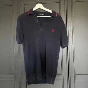 Fred Perry piké - Säljer nu denna snygga piké från fred Perry då den inte passar. Pikén är i ett mycket bra skick och varsamt använd. Nypris ca 900 kronor!