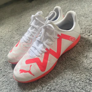 Puma fotbollsskor Neymar - Helt nya, använda 3 gånger typ inomhus, köpta för 1200 nått tror jag i vintras.  