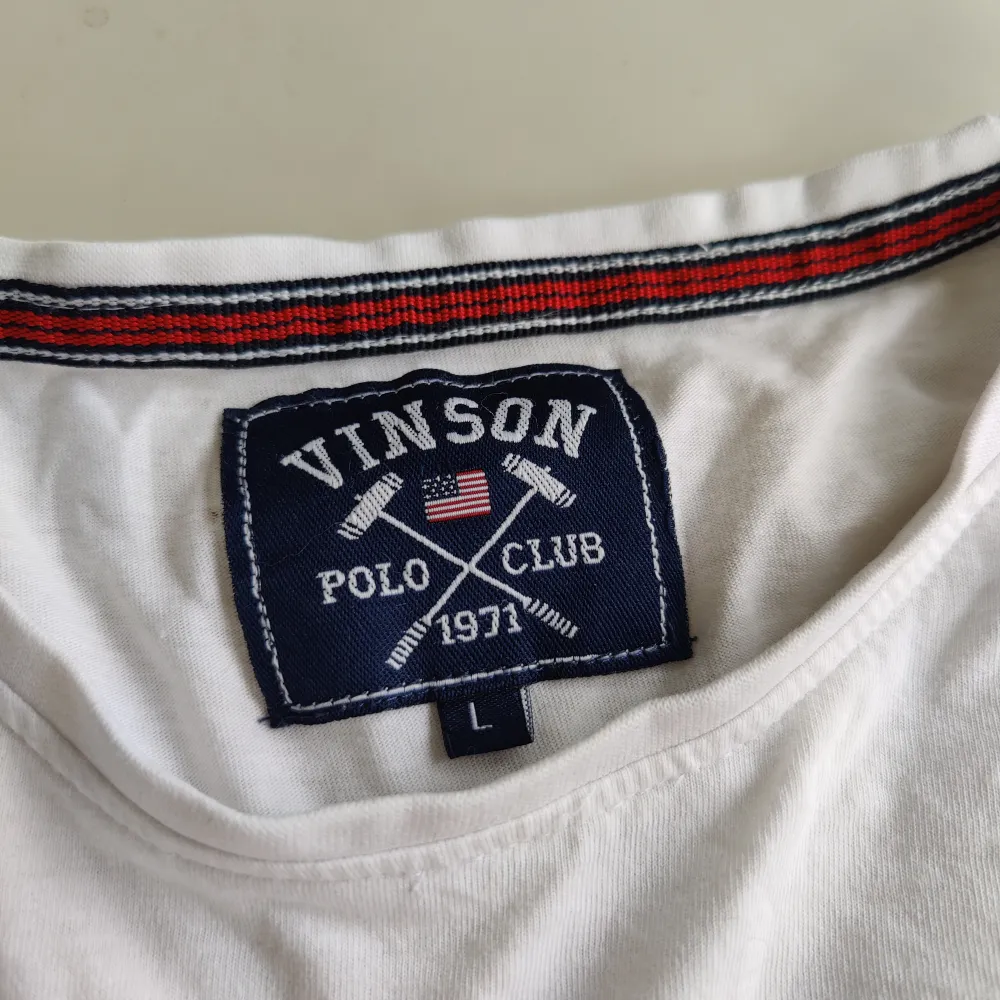 Säljer denna vinson poloclub tröjan pga aldrig använt ligger ba o skräpar helt oanvänd.. T-shirts.