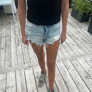 jeans shorts  - Snygga jeans shorts köpta i våras. Säljer då de inte kommer till användning 