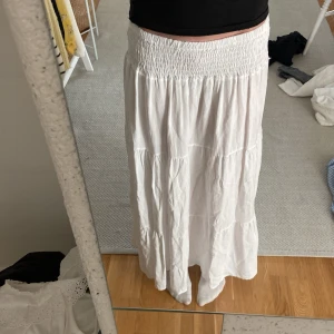 Vit långkjol  - Köpte förra året i Italien för 600kr, den är knappt använd så säljer den för 250kr🤘💕 Storlek XS men passar även S, Priset kan diskuteras🫶