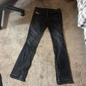 Mörkblå jeans från Diesel - mörkblå jeans från Diesel, modell Ronny. Storleken är W29 L34, bara att skriva för mått eller annat. Dem är oanvända i nyskick!🙏🌷Pris går att diskutera💕