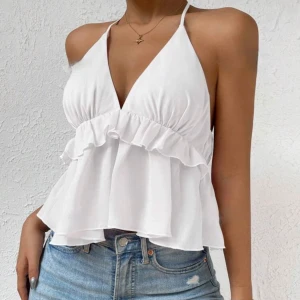 Vit topp - Vit topp med volang, aldrig använd är i nyskick! 🙌