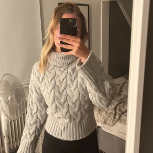 Tjock stickad tröja - Supermysig stickad tröja, den har aldrig riktigt kommit till användning, storlek XS men passar också som S