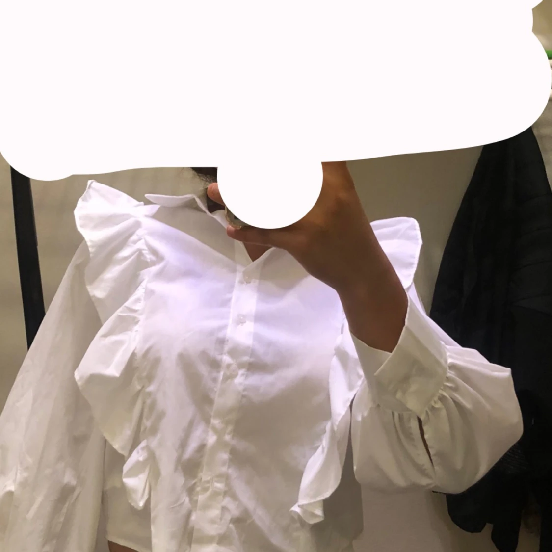 Vit skjorta med volanger